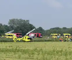 Auto raakt van snelweg en belandt in sloot, traumateam ingezet