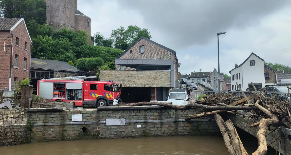 Straten en woningen ondergelopen door overstroming - Foto 1