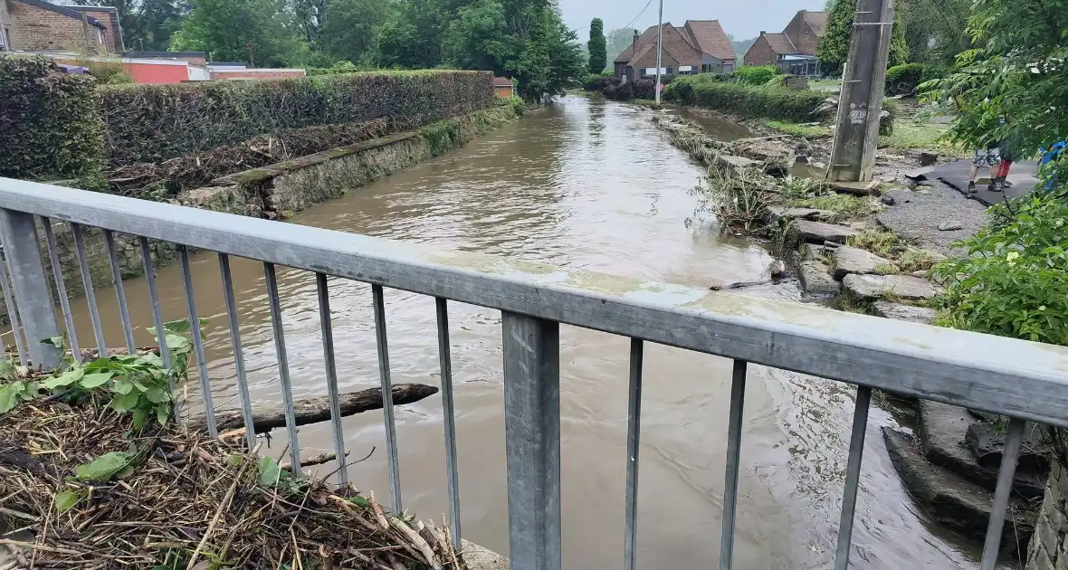 Straten en woningen ondergelopen door overstroming - Foto 3