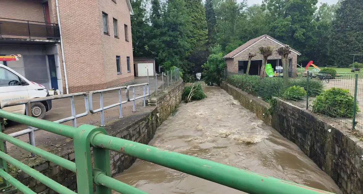 Straten en woningen ondergelopen door overstroming - Foto 8