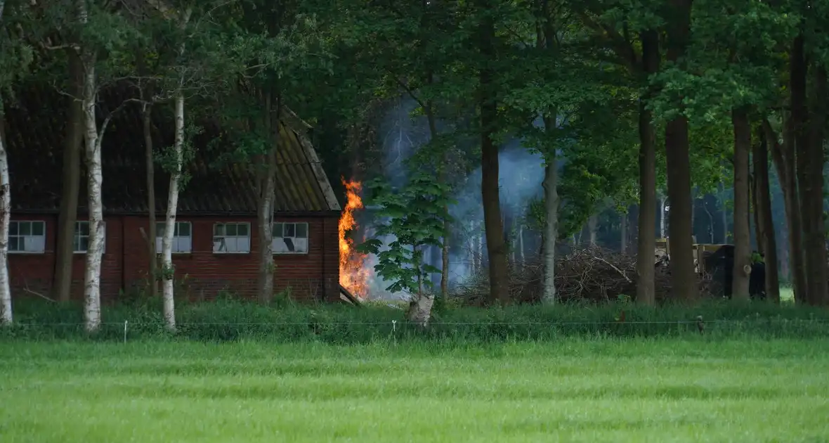 Meerdere brandhaarden rondom boerderij