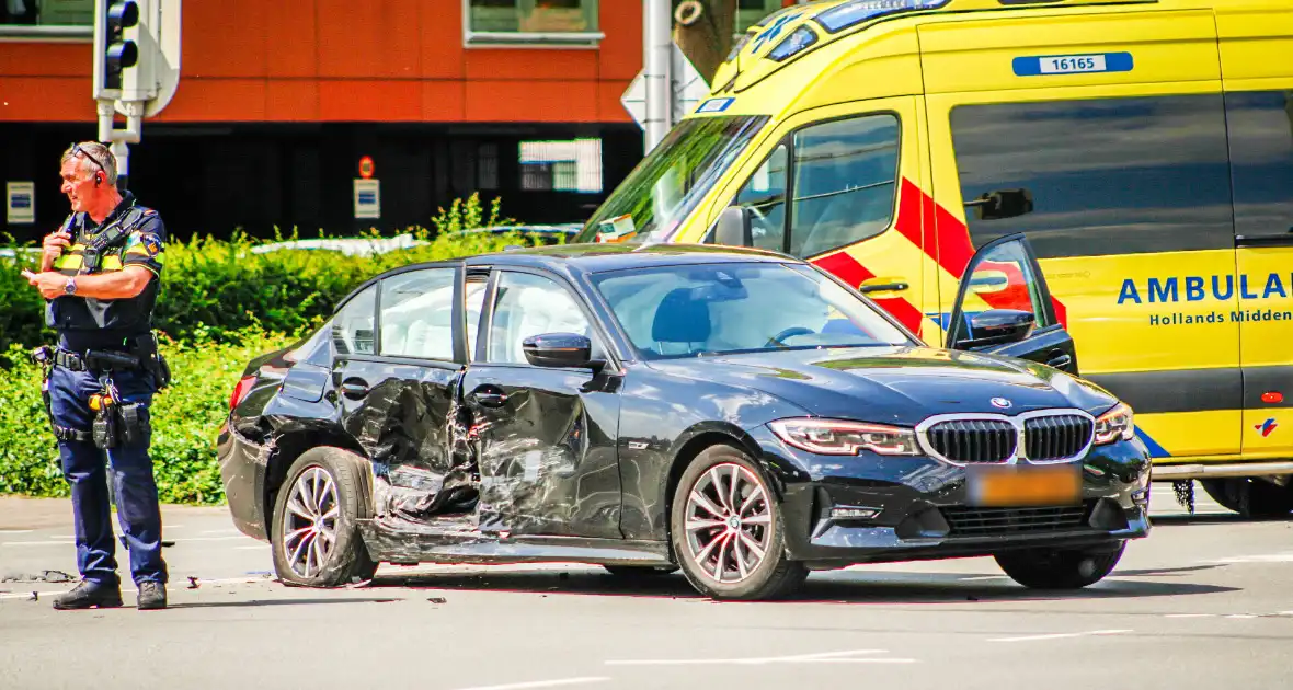 Veel schade na ongeval met twee voertuigen - Foto 3