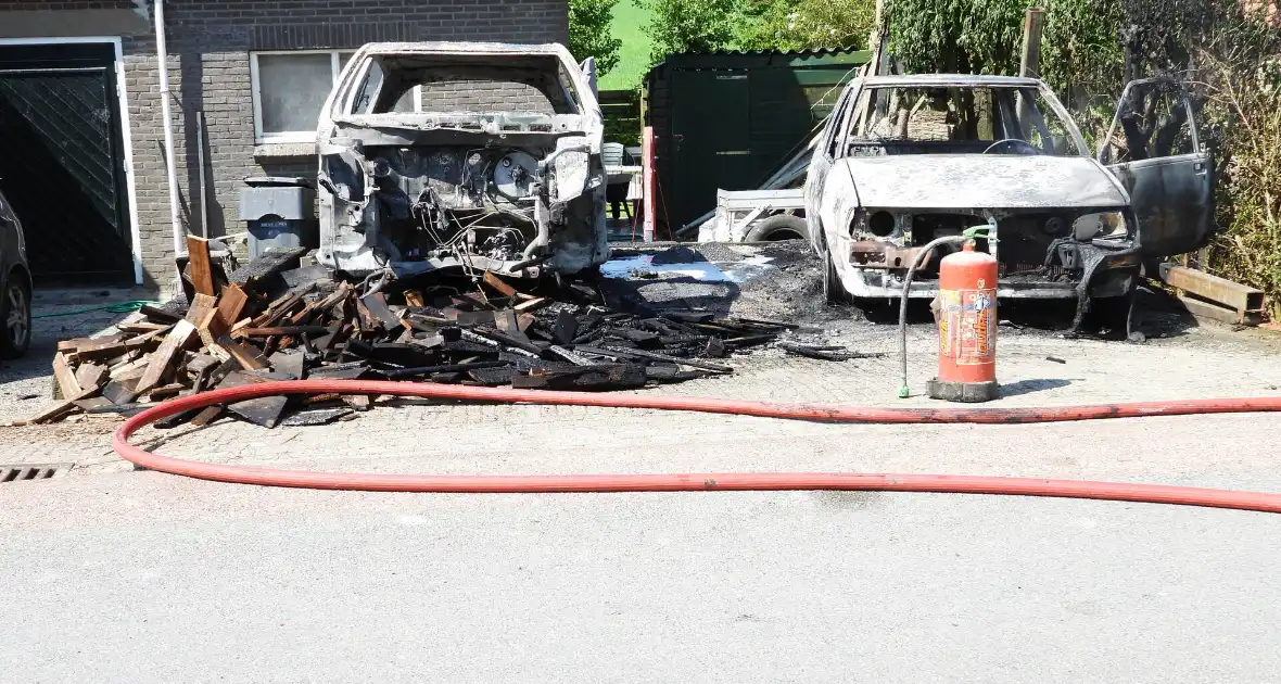 Twee voertuigen afgebrand tijdens werkzaamheden - Foto 1