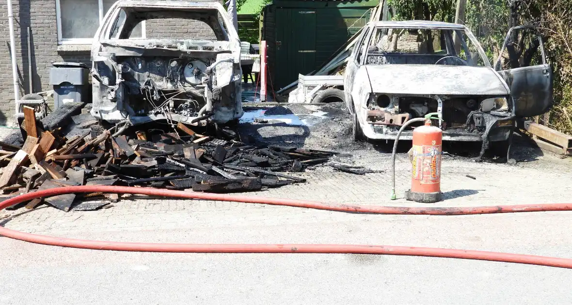 Twee voertuigen afgebrand tijdens werkzaamheden - Foto 2
