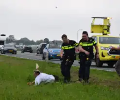 Auto raakt van weg, dronken inzittenden gaan gevecht aan met politie