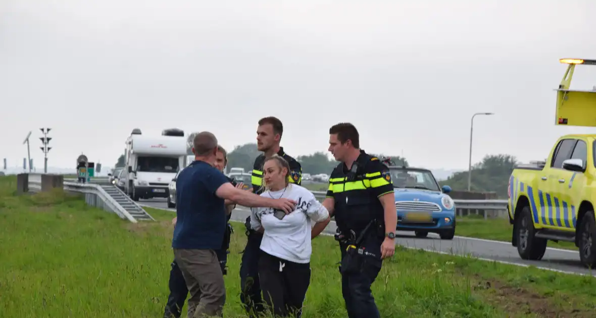 Auto raakt van weg, dronken inzittenden gaan gevecht aan met politie - Foto 14