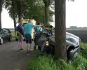 Automobilist gewond na crash tegen boom