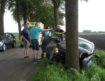 Automobilist gewond na crash tegen boom