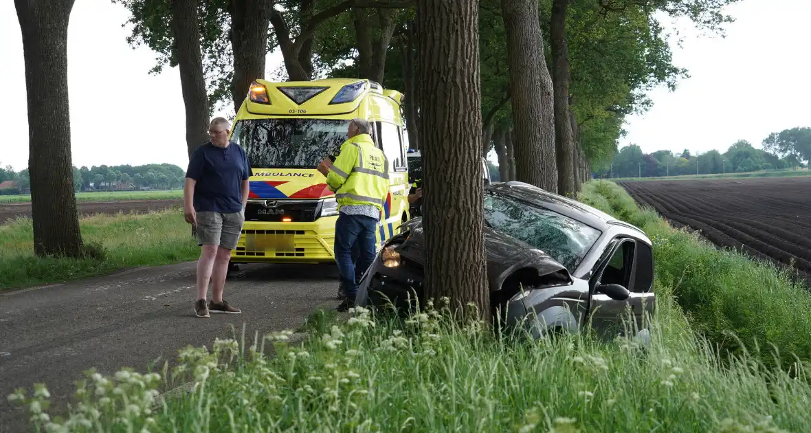 Automobilist gewond na crash tegen boom - Foto 3