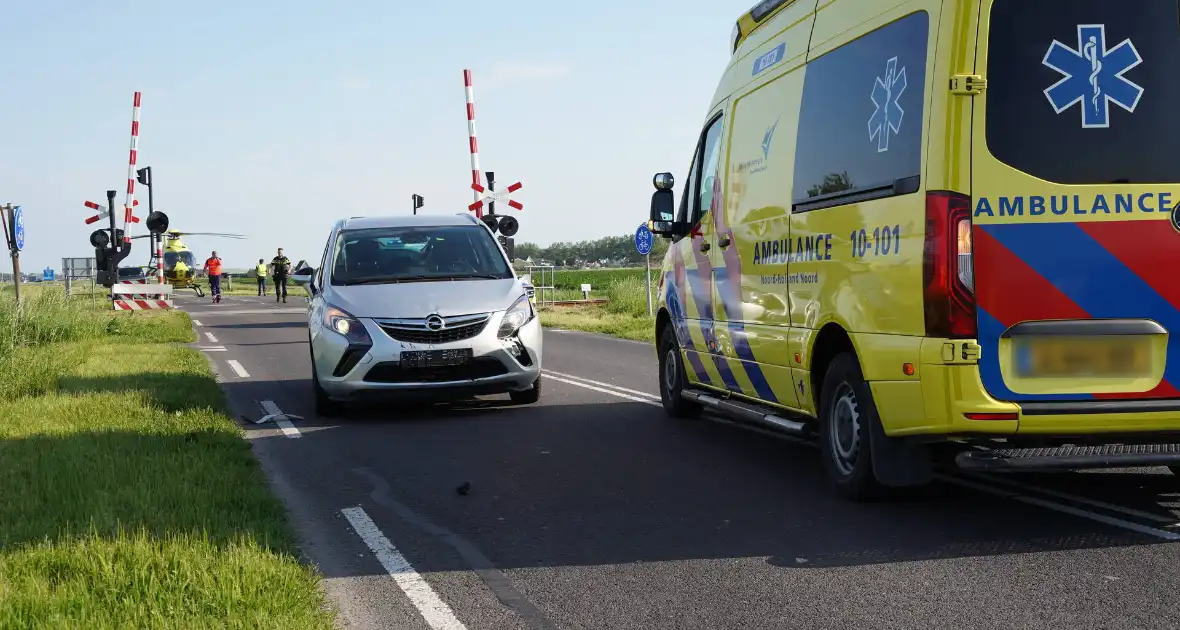 Fietser door auto geschept tijdens oversteek