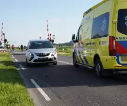 Fietser door auto geschept tijdens oversteek