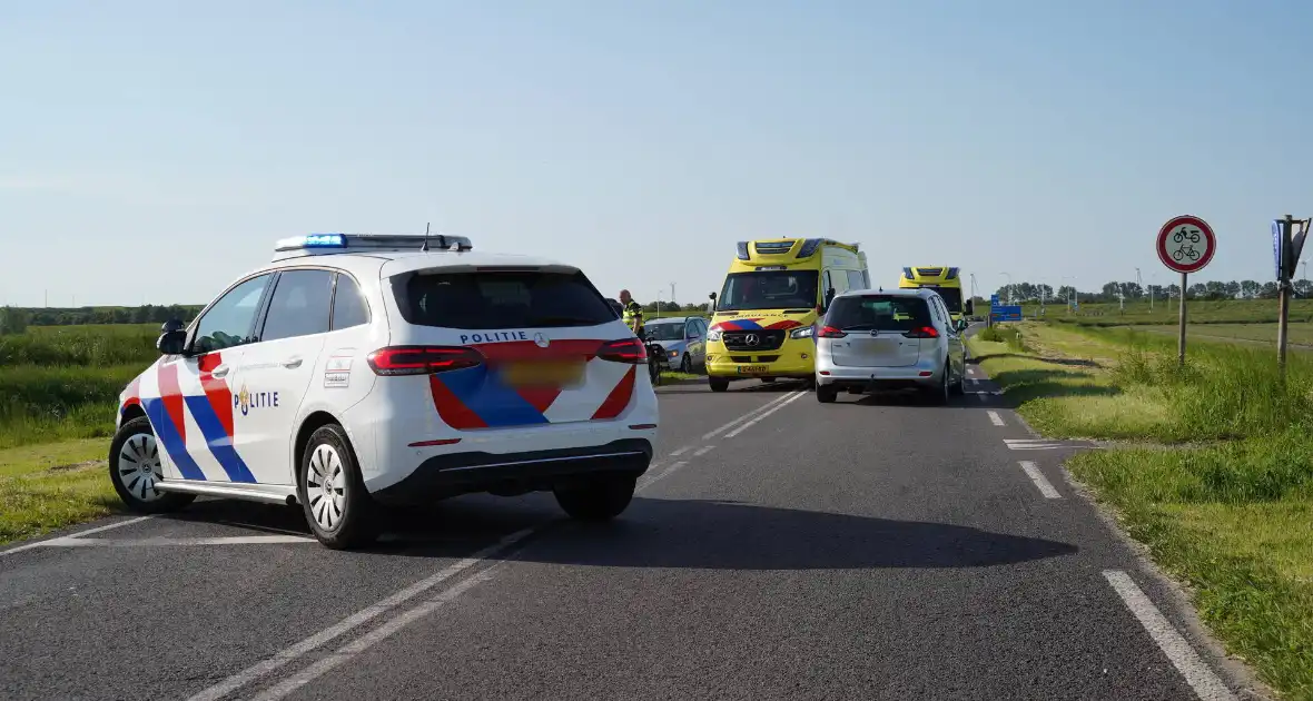 Fietser door auto geschept tijdens oversteek - Foto 1