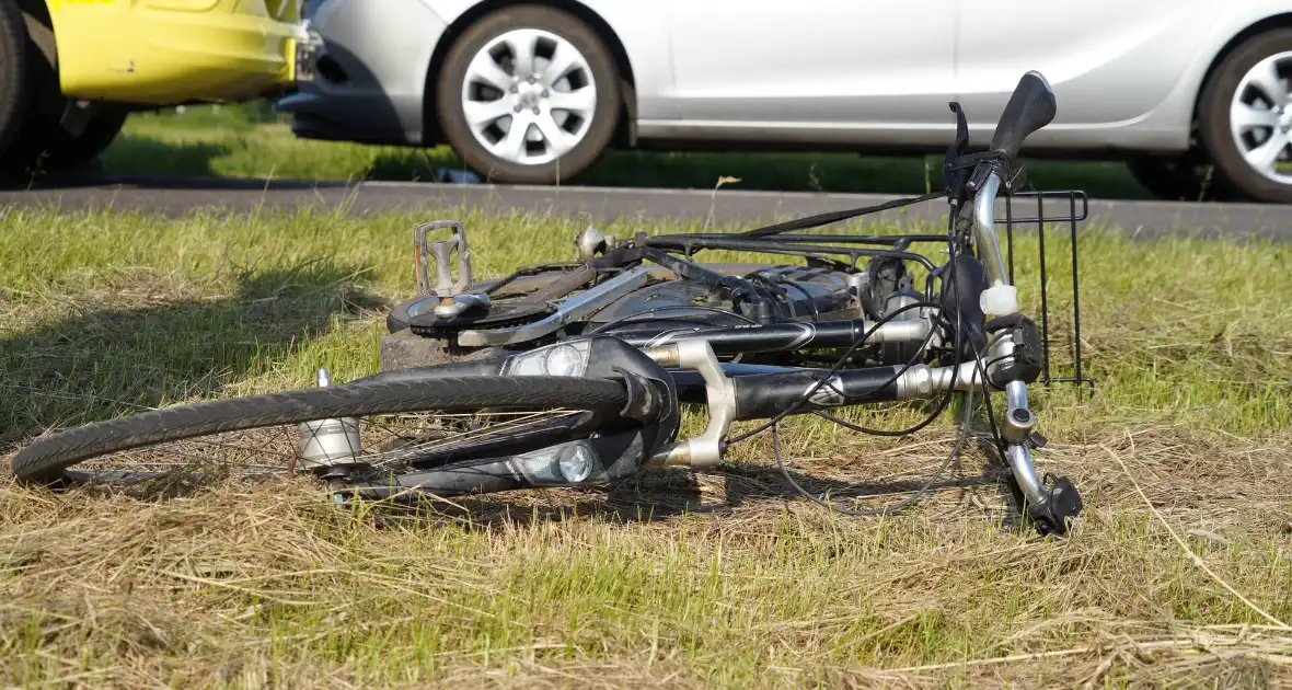 Fietser door auto geschept tijdens oversteek - Foto 7