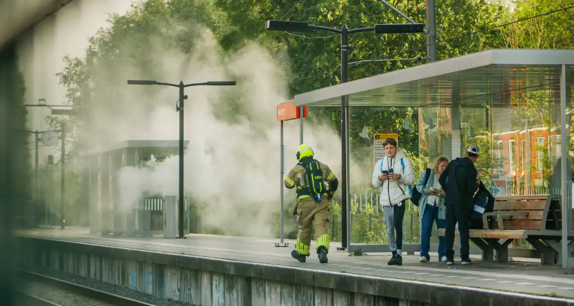 Flinke rookontwikkeling door brand op treinstation - Foto 1