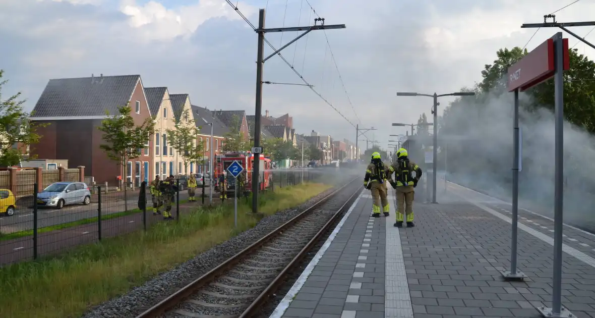 Flinke rookontwikkeling door brand op treinstation - Foto 10