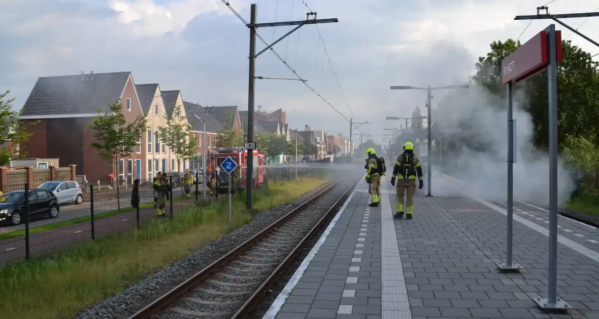 Flinke rookontwikkeling door brand op treinstation - Foto 11
