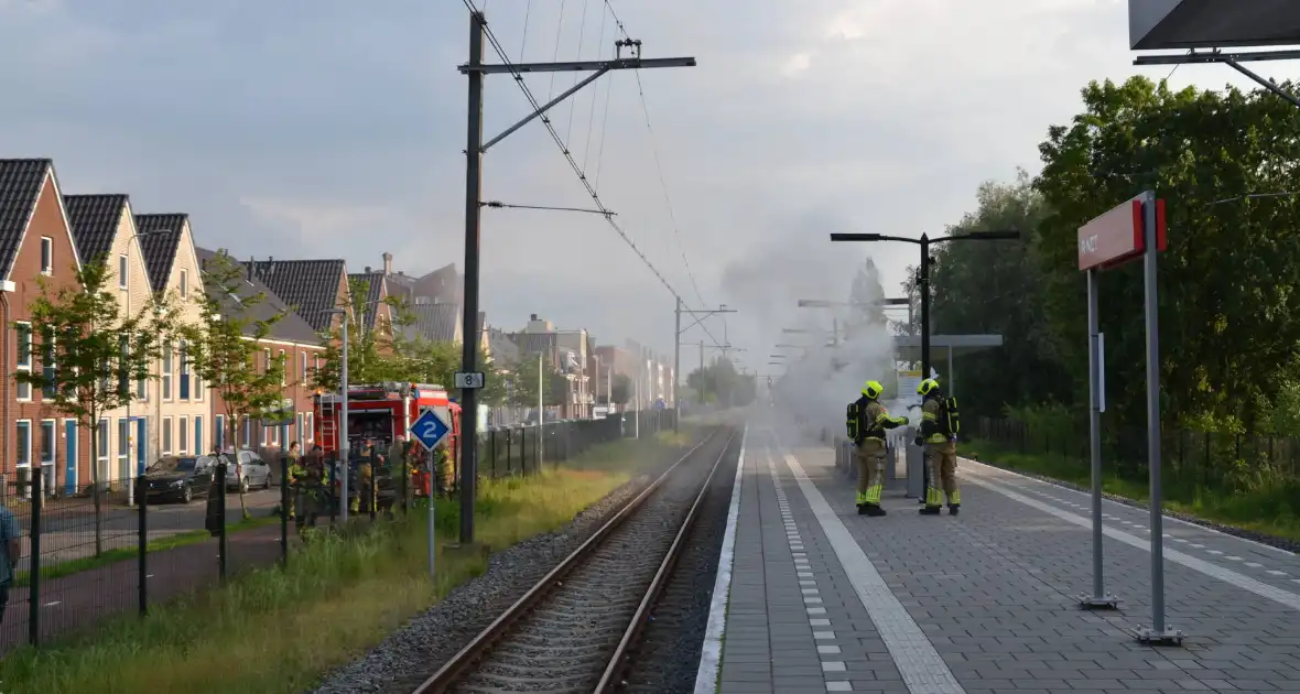 Flinke rookontwikkeling door brand op treinstation - Foto 12