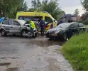 Schade na botsing tussen auto's op kruising