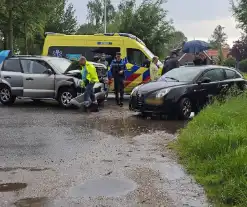 Schade na botsing tussen auto's op kruising