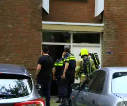 Brandweer blust brand in flat