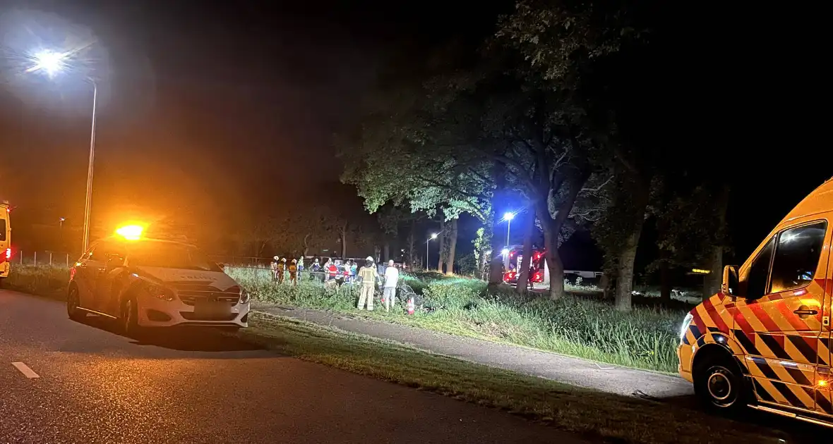 Inzittende zwaargewond nadat auto het weiland inrijdt - Foto 1