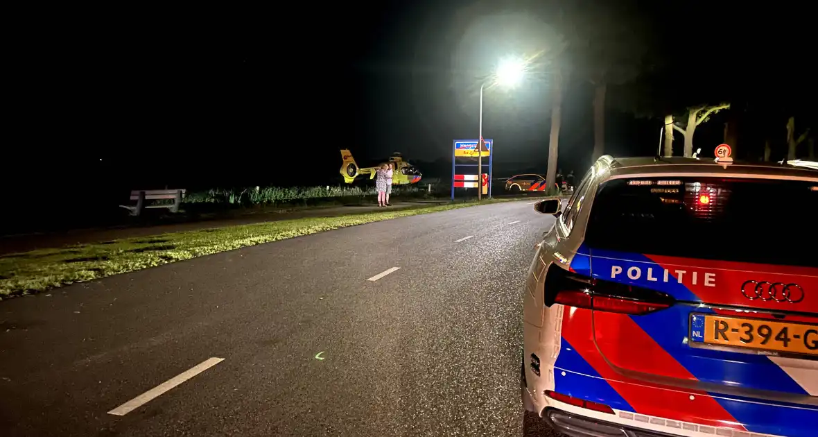 Inzittende zwaargewond nadat auto het weiland inrijdt - Foto 2