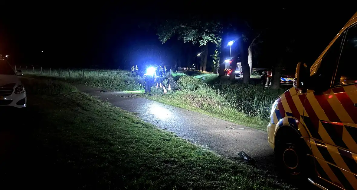 Inzittende zwaargewond nadat auto het weiland inrijdt - Foto 3