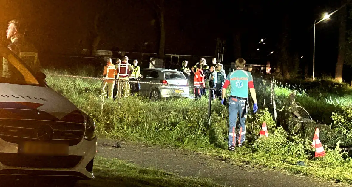 Inzittende zwaargewond nadat auto het weiland inrijdt - Foto 4