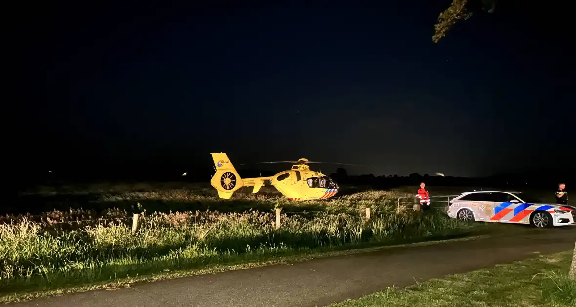 Inzittende zwaargewond nadat auto het weiland inrijdt - Foto 5