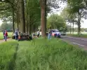 Automobilist raakt gewond bij botsing tegen boom