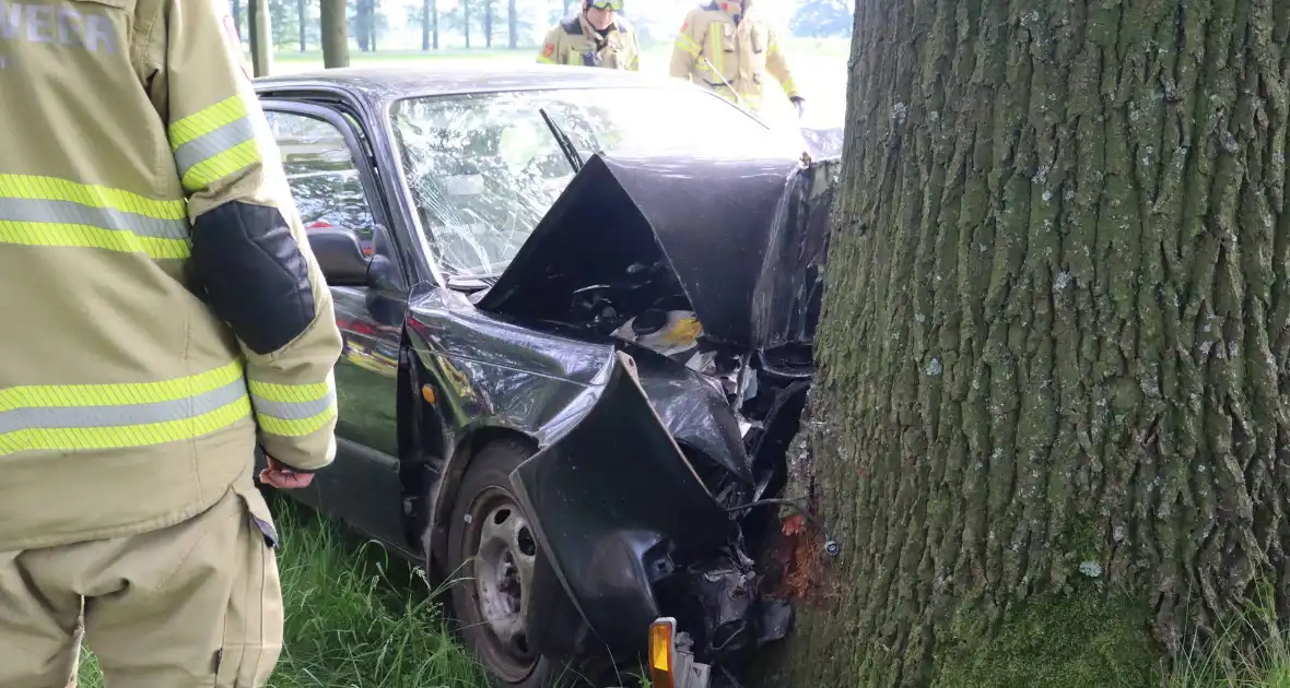 Automobilist raakt gewond bij botsing tegen boom - Foto 3