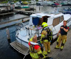 Brandweer verricht metingen na vreemde lucht op plezierboot