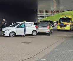 Twee voertuigen botsen op parkeerplaats