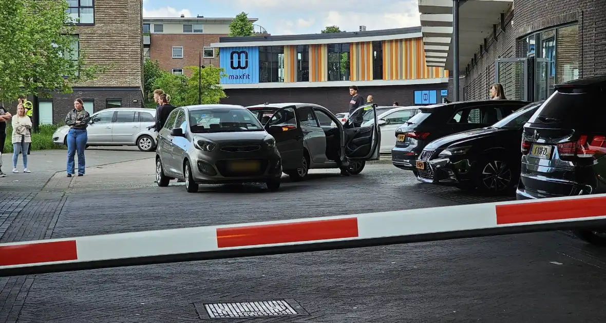 Twee voertuigen botsen op parkeerplaats - Foto 2