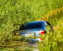 Automobilist verliest macht over stuur en belandt in water en raakt gewond