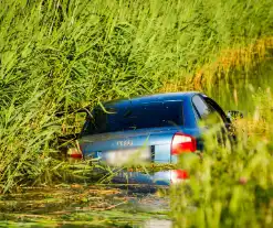 Automobilist verliest macht over stuur en belandt in water en raakt gewond