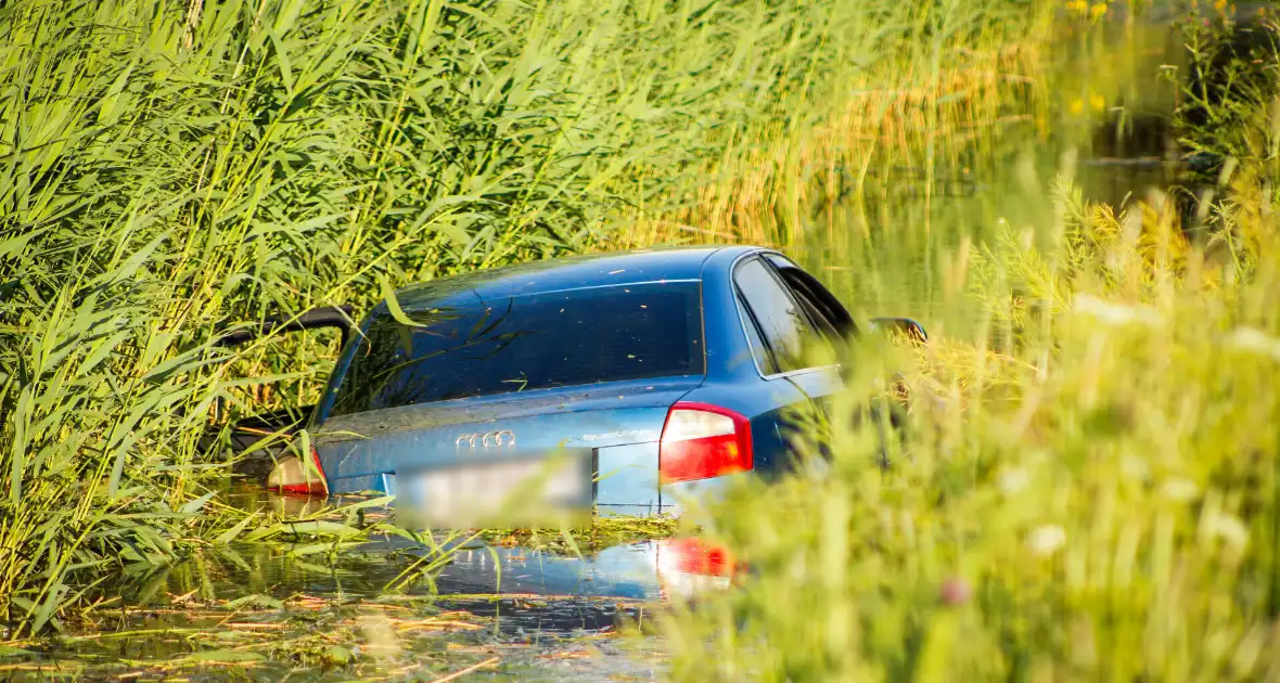 Automobilist verliest macht over stuur en belandt in water en raakt gewond - Foto 4
