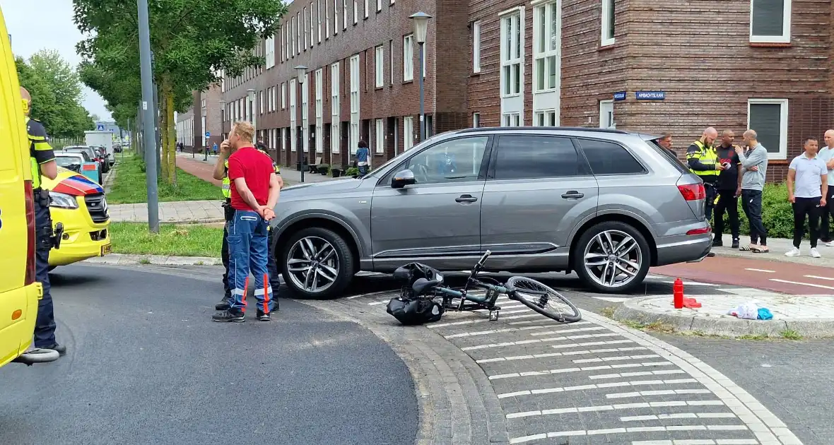 Fietser geschept op beruchte rotonde