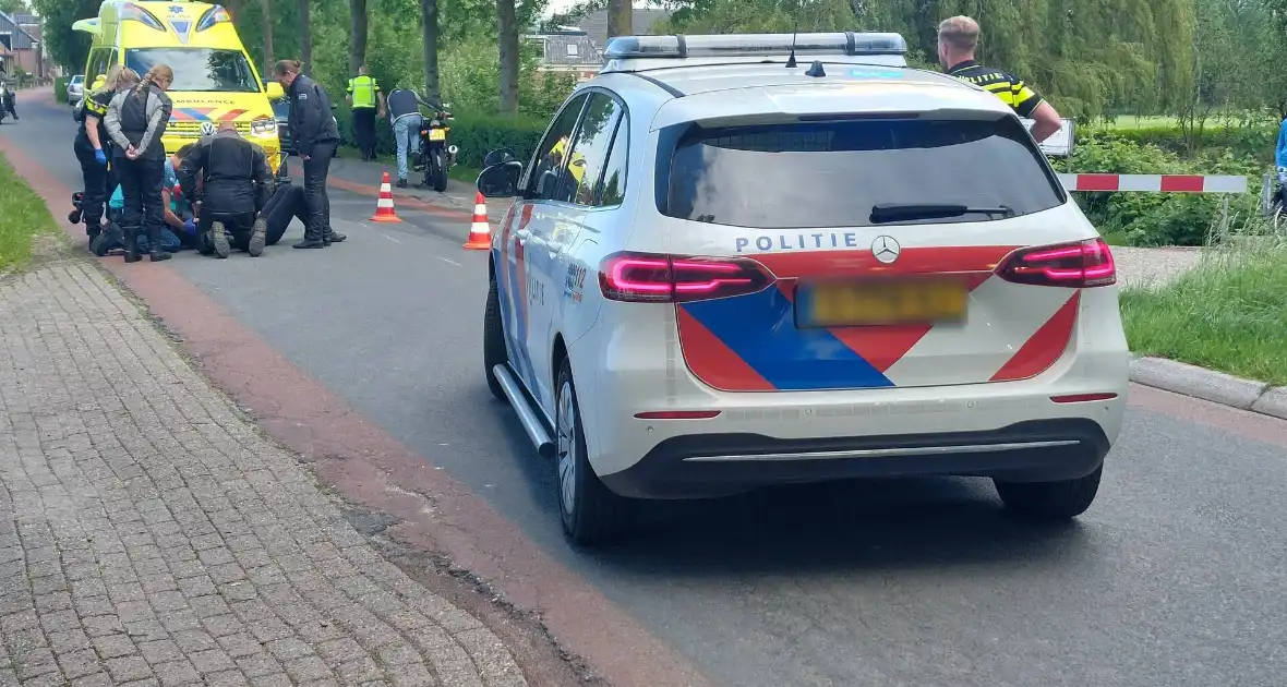 Motorrijdster gewond na val door botsing