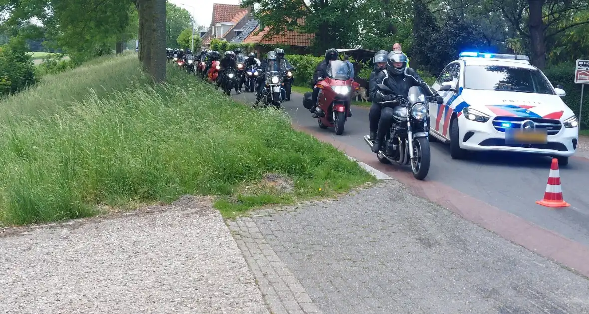 Motorrijdster gewond na val door botsing - Foto 1