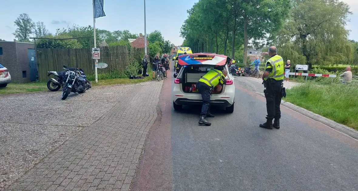 Motorrijdster gewond na val door botsing - Foto 2