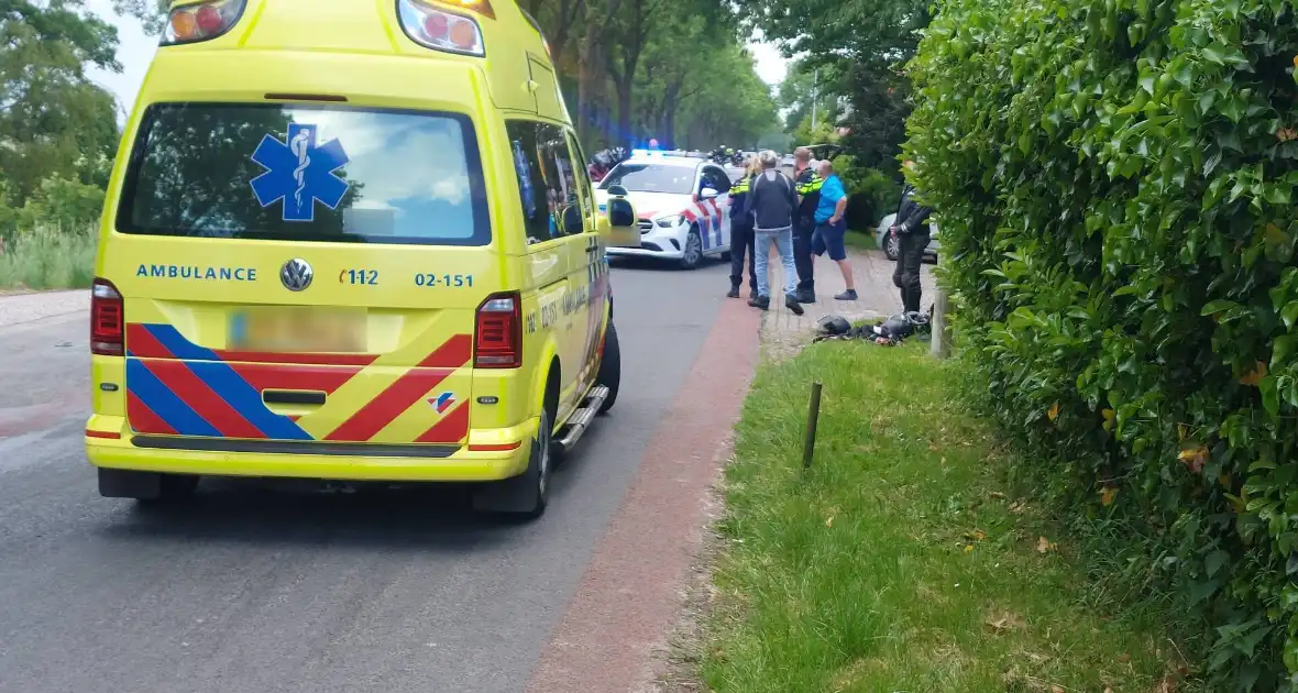 Motorrijdster gewond na val door botsing - Foto 3