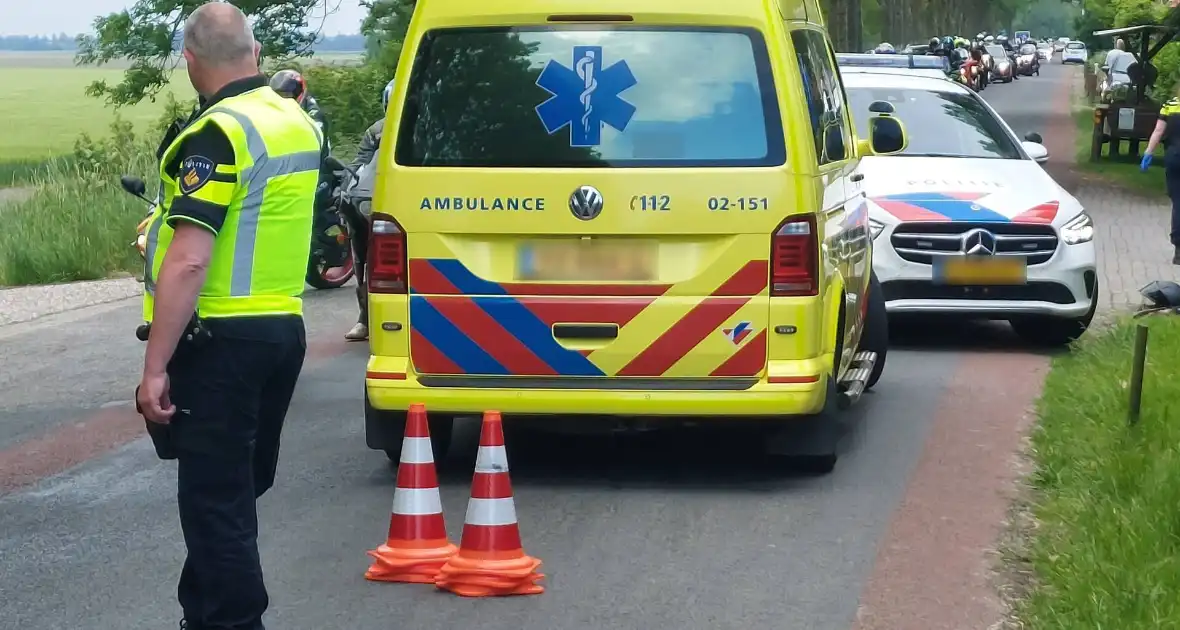 Motorrijdster gewond na val door botsing - Foto 5