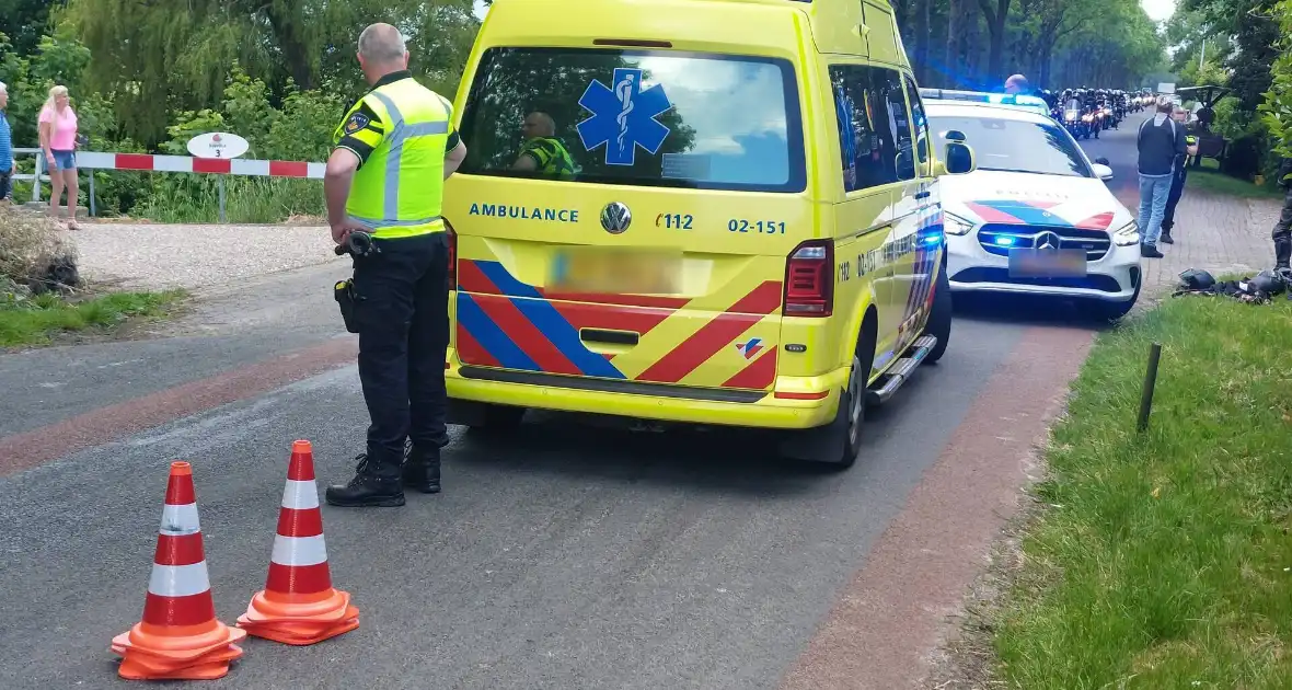 Motorrijdster gewond na val door botsing - Foto 6