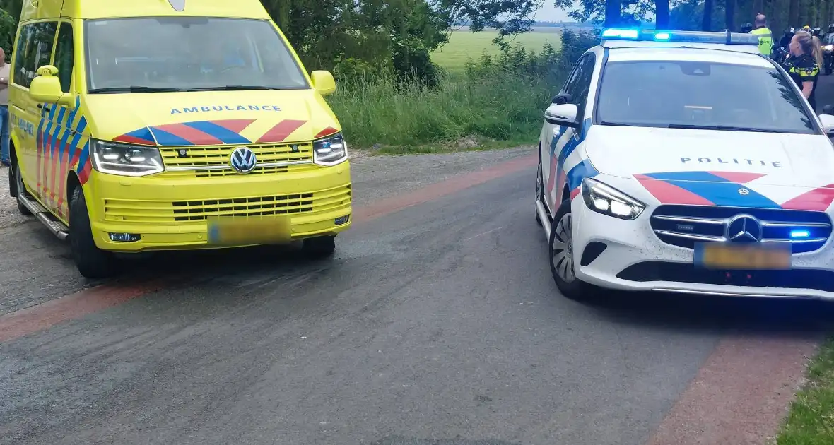 Motorrijdster gewond na val door botsing - Foto 7