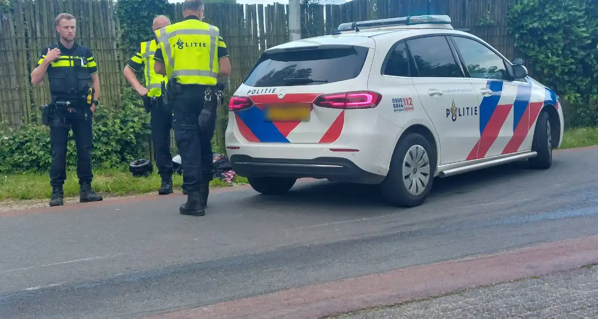 Motorrijdster gewond na val door botsing - Foto 8