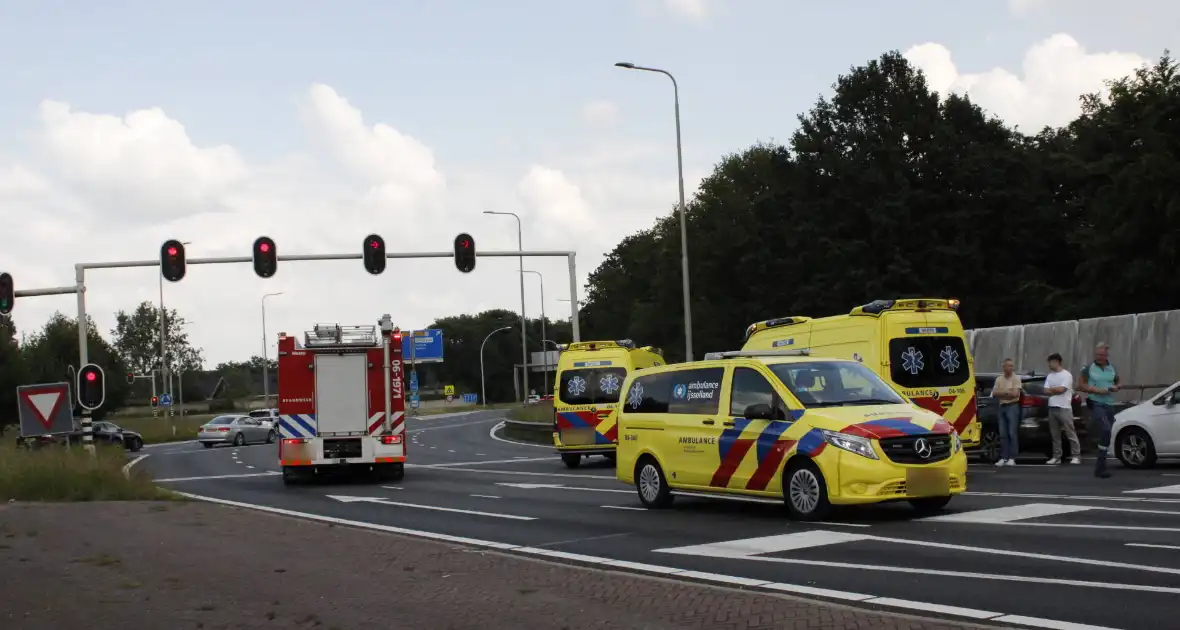 Meerdere gewonden na botsing tussen auto's op afrit - Foto 1