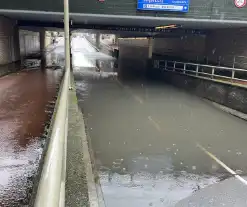 Auto defect door ondergelopen tunnel tijdens enorme regenval