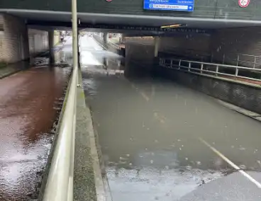 Auto defect door ondergelopen tunnel tijdens enorme regenval
