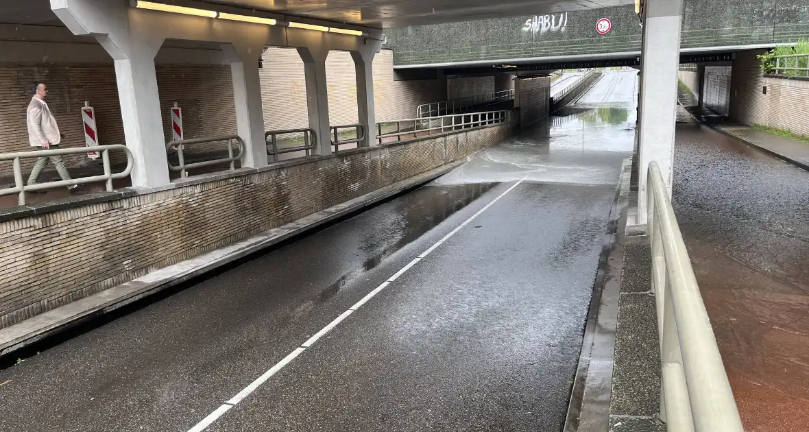 Auto defect door ondergelopen tunnel tijdens enorme regenval - Foto 4